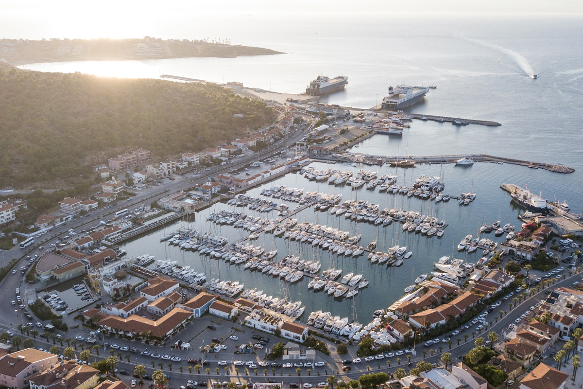 What is there to do in Çeşme Marina? What activities are available?