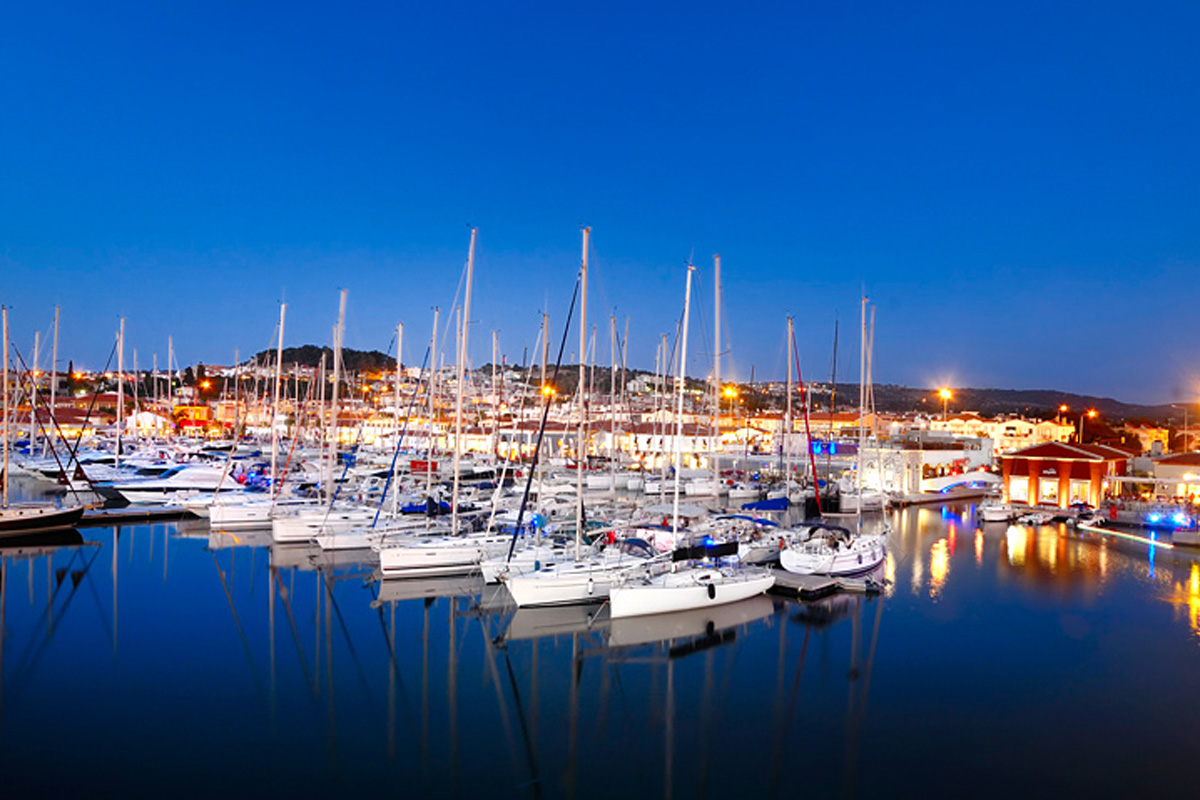 How to get to Çeşme Marina?