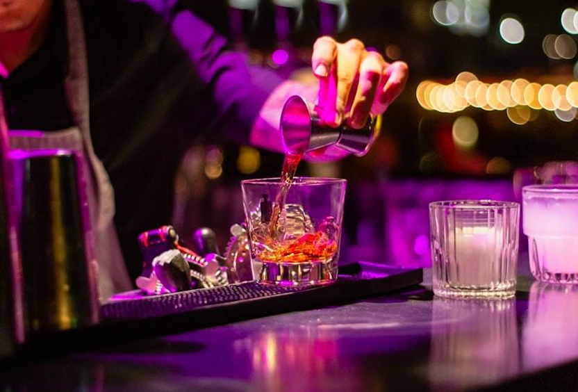 İzmir Gece Hayatı: Ege Rüzgarında Eğlencenin Ritmini Keşfedin